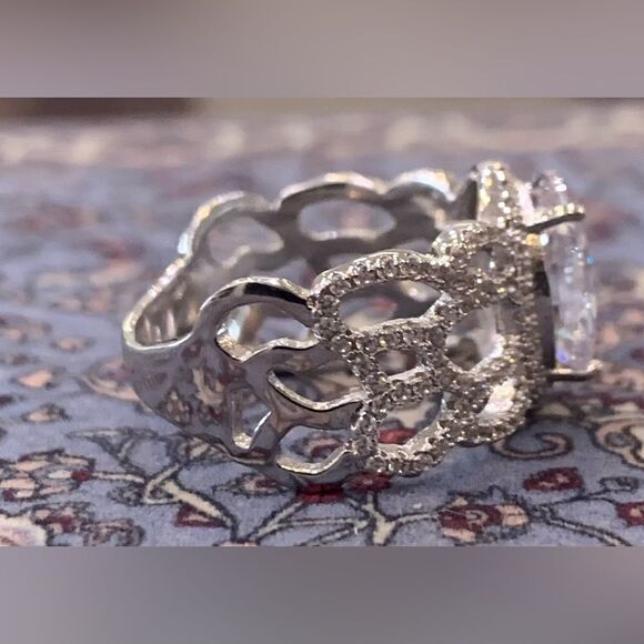 Beautiful oval open work band ring . Size 8 rhodium plated silver . Beautiful CZ - Picture 4 of 5